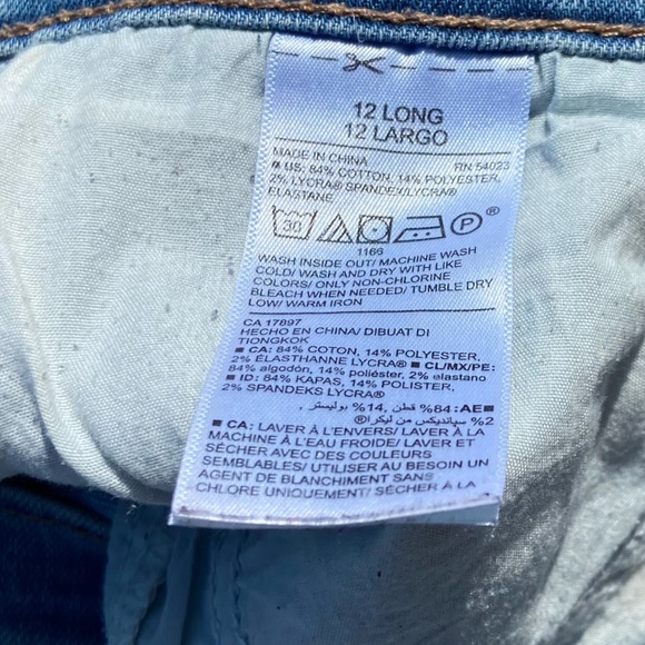 Old Navy Curvy Profile mid-rise tall jeans. What a great pair of jeans. Bargain. - Picture 3 of 6